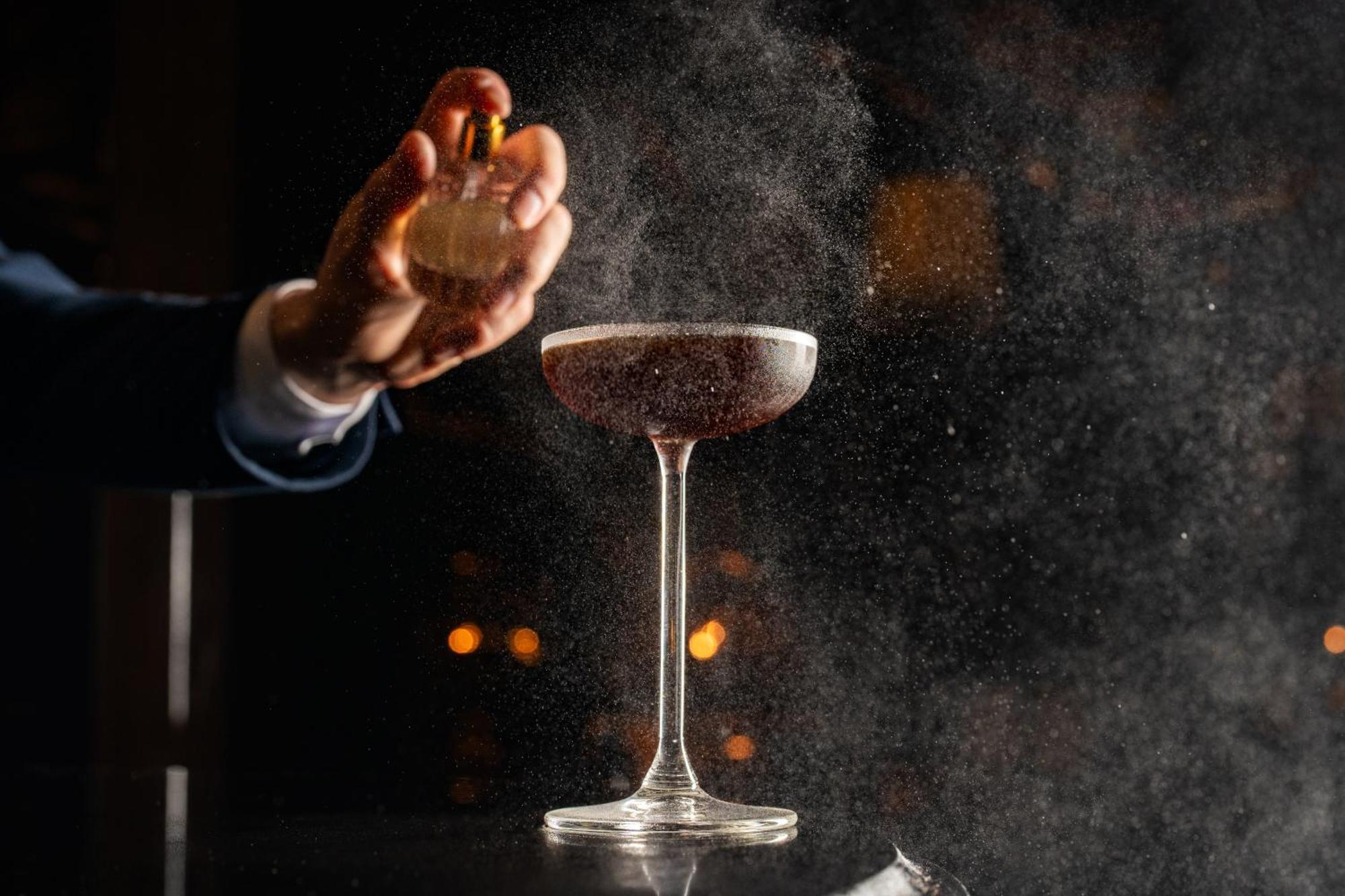 Rosewood Sao Paulo Hotel Екстериор снимка A bartender dusting a cocktail with ground nutmeg